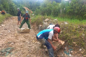 Kon Tum: Ngầm tràn Kô Chất bị ngập, xe ô tô chở hàng hoá, lương thực bị ách tắc