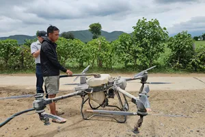 Tặng bằng khen cho thanh niên dùng thiết bị bay cứu 2 cháu nhỏ mắc kẹt giữa dòng nước lũ