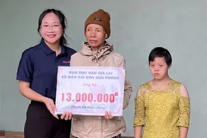 Trao 13 triệu đồng hỗ trợ người mẹ mắc bệnh ung thư nuôi con thiểu năng