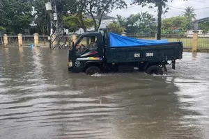 Quảng Ngãi: Mưa lớn, nhiều tuyến đường chìm trong biển nước