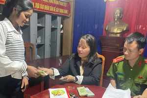Đồng bào vùng cao phấn khởi nhận quà Tết Độc lập