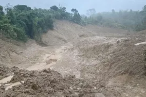 Quảng Ngãi: Quả đồi sạt lở, cô lập 5 thôn