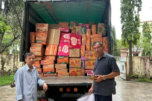Quảng Ngãi: Tiếp tế thêm 5 tấn nhu yếu phẩm cho 400 hộ dân bị cô lập