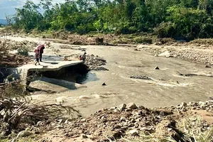 Đường dẫn vào làng bị thổi bay