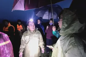 Gia Lai: Giăng dây, dùng ròng rọc giải cứu 31 người dân bên sông Ba