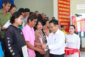 Ông Phạm Văn Phương, Bí thư Đảng ủy xã Ia Hiao, tỉnh Gia Lai trao thư cảm ơn người dân hiến đất