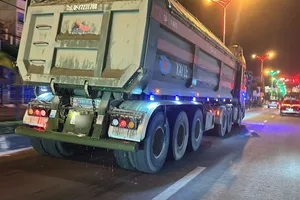 Quảng Ngãi: Nhiều mối nguy từ xe chở vật liệu 