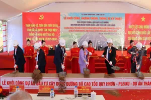 Các đại biểu thực hiện nghi thức khởi công