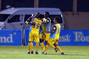 Đội chủ nhà không thể tận dụng cơ hội hơn người ở 20 phút cuối. Ảnh: Anh Trần