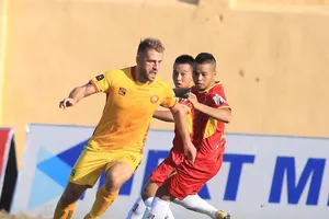 Trận đấu là cuộc so tài của các ngoại binh trên hàng công. Ảnh: Minh Hoàng