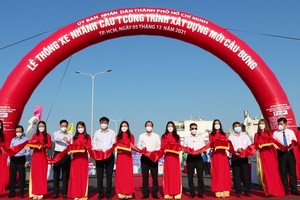 HCMC's first bridge open to traffic after social distancing 