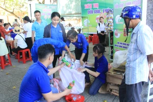 Mô hình Siêu thị "Đổi rác thải nhựa lấy quà tặng" nhận được sự hưởng ứng tham gia tích cực của người dân