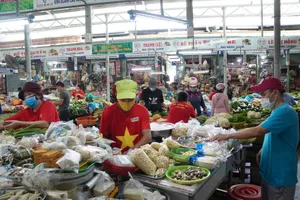 1.500 tiểu thương đồng loạt mặc áo “Đà Nẵng ơi cố lên“