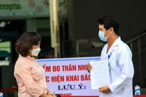 Bà Ngô Thị Kim Yến, Giám đốc Sở Y tế Đà Nẵng trao quyết định dỡ bỏ phong toả đối với Bệnh viện Đà Nẵng