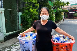 Hàng tuần, không quản ngại mưa nắng, bà Lý đi khắp khu dân cư, gọi cửa từng nhà, thậm chí vào tận bếp để thu gom rác từ chai nhựa, vỏ lon, báo, giấy,...