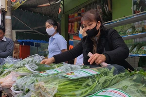 Các gian hàng tại phiên chợ chủ yếu giới thiệu và bày bán các mặt hàng nông sản, lương thực thực phẩm tham gia chương trình OCOP