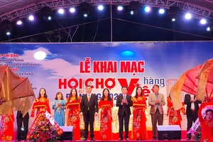 Cắt băng khai mạc hội chợ