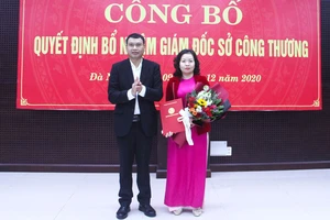 Ông Hồ Kỳ Minh, Phó Chủ tịch UBND TP Đà Nẵng trao quyết định bổ nhiệm Giám đốc Sở Công Thương cho bà Lê Thị Kim Phương