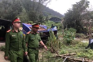 Công an xã Hoà Bắc xuống địa bàn thu thập dữ liệu dân cư