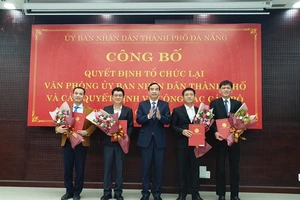 Ông Lê Trung Chinh, Chủ tịch UBND TP Đà Nẵng trao quyết công tác cán bộ đối với văn phòng UBND thành phố