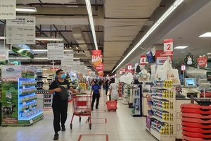 Người dân nghiêm túc đeo khẩu trang tại Lotte Mart Đà Nẵng