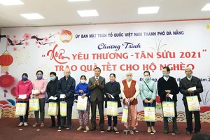 Những suất quà Tết được trao cho các gia đình hộ nghèo