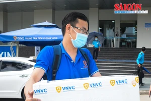 100 liều vaccine được chuyển từ Hệ thống Tiêm chủng VNVC Đà Nẵng đến Trung tâm Kiểm soát bệnh tật TP Đà Nẵng