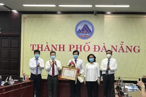 Lãnh đạo TP Đà Nẵng trao Bằng khen của Thủ tướng Chính phủ cho CDC Đà Nẵng