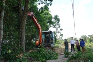 Người dân hiến đất làm đường, xây dựng nông thôn mới