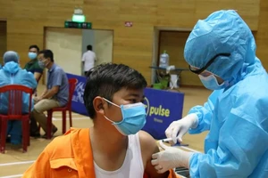 Tiêm vaccine phòng Covid-19 cho người lao động tại các khu công nghiệp