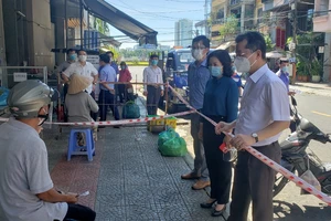 Ông Nguyễn Văn Quảng, Bí thư Thành ủy Đà Nẵng hỏi thăm người dân về thực tế đặt mua hàng hóa trong thời gian qua vào sáng 28-8