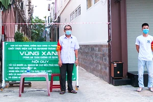 Ban điều hành tổ dân phố phát huy vai trò giữ vững "vùng xanh" tại các điểm chốt vào khu dân cư