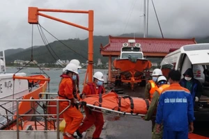 Cứu nạn thành công thuyền trưởng gặp nạn khi đang cho tàu tránh trú áp thấp nhiệt đới. Ảnh: Danang MRCC