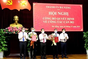 Bí thư Thành ủy, Phó Bí thư Thường trực Thành ủy và Chủ tịch UBND TP Đà Nẵng trao quyết định và tặng hoa chúc mừng tại hội nghị