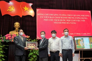 Lãnh đạo TP Đà Nẵng tặng quà kỷ niệm Thượng tướng Trần Quang Phương, Phó Chủ tịch Quốc hội