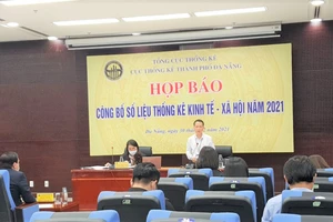 Ông Trần Văn Vũ, Cục trưởng Cục Thống kê TP Đà Nẵng công bố số liệu kinh tế - xã hội năm 2021