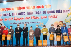 Chủ tịch nước Nguyễn Xuân Phúc trao quà Tết cho đại diện hộ nghèo, khó khăn do ảnh hưởng bởi dịch Covid-19