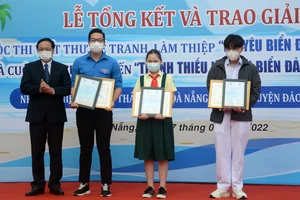 Ông Võ Ngọc Đồng trao Giải nhất Cuộc thi trực tuyến Thanh thiếu nhi với biển đảo quê hương