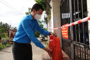 Anh Nguyễn Bá Duân, Phó Bí thư Thành Đoàn, Chủ tịch Hội Liên hiệp Thanh niên TP Đà Nẵng trao phần quà cho hộ gia đình 