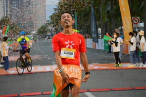 Anh Bùi Văn Đà (tỉnh Bến Tre) xuất sắc về đích nội dung Marathon dài 42,195km