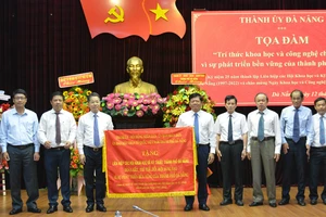 Lãnh đạo TP Đà Nẵng trao bức trướng của Thành ủy, HĐND, UBND, Ủy ban MTTQ Việt Nam TP Đà Nẵng cho Liên hiệp các Hội Khoa học - Kỹ thuật TP