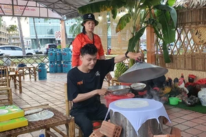 Du khách trải nghiệm làm bánh tráng