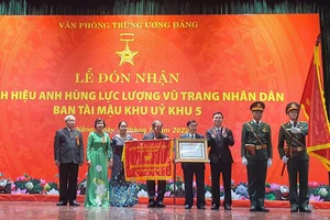 Trao danh hiệu Anh hùng LLVT nhân dân cho Ban Tài mậu Khu ủy Khu 5 (1960-1975)