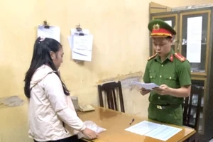 Cơ quan CSĐT Công an TP Đà Nẵng đọc lệnh bắt giữ Trần Thị Hoàng Anh