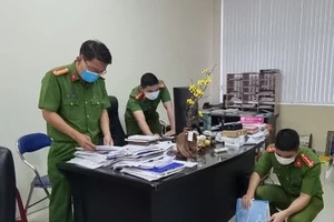 Công an TP Đà Nẵng thực hiện khám xét nơi làm việc