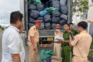 Trạm CSGT Hòa Hiệp (Công an TP Đà Nẵng) bàn giao xe tải chở hàng tết không nguồn gốc cho Đội Cảnh sát kinh tế