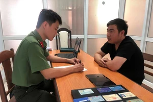 Cơ quan công an làm việc với Hoàng Nhật Tân. Ảnh: CAĐN