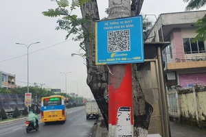 QR code đặt cạnh bến chờ xe buýt gần trường học 