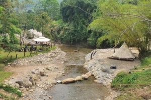 Khu cắm trại Róc Rách Glamping xây dựng công trình "bê tông hóa" dọc bờ suối. Ảnh: XUÂN QUỲNH