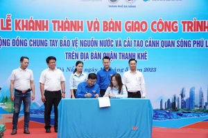 Lãnh đạo Thành Đoàn, Sở TNMT TP Đà Nẵng phối hợp khánh thành và bàn giao công trình thanh niên “Cộng đồng chung tay bảo vệ nguồn nước và cải tạo cảnh quan sông Phú Lộc” tại quận Thanh Khê vào ngày 14-5